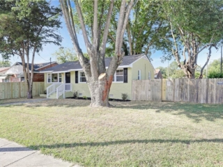 1202 Rowe St Front yard