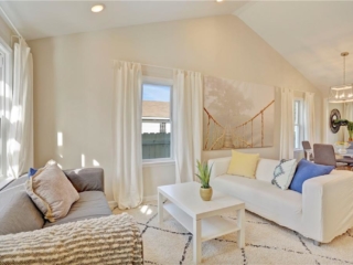 636 Hemlock Ave Living room