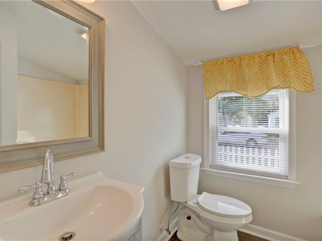 636 Hemlock Ave Bathroom