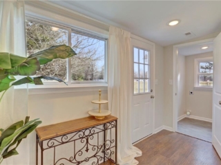 636 Hemlock Ave Living room